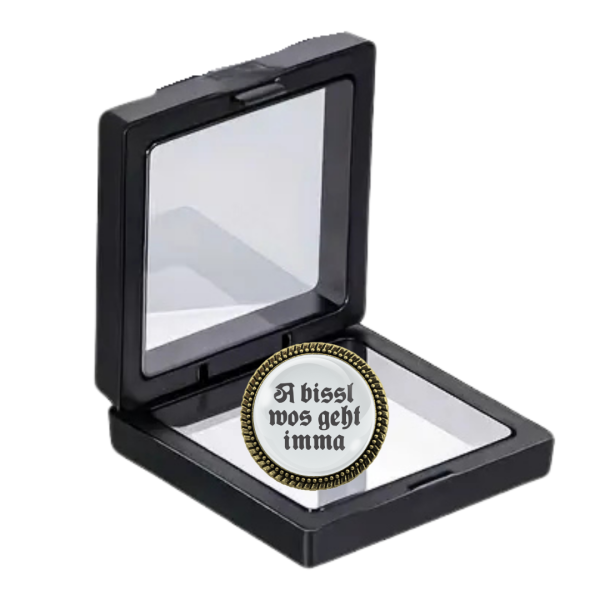Geschenk-Set: Gaudibroschn in Bronze mit bayerischem Spruch.